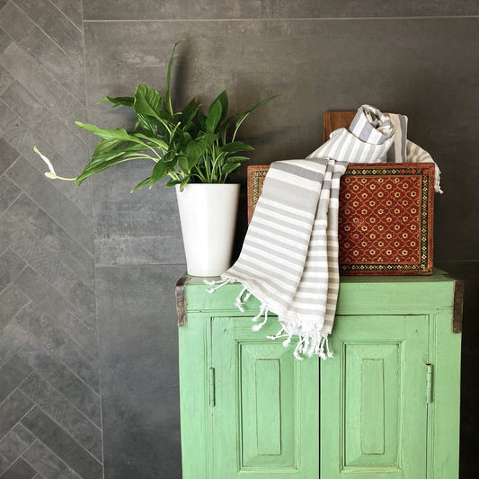 Telo fouta grigio, grigio-tortora e bianco con frange