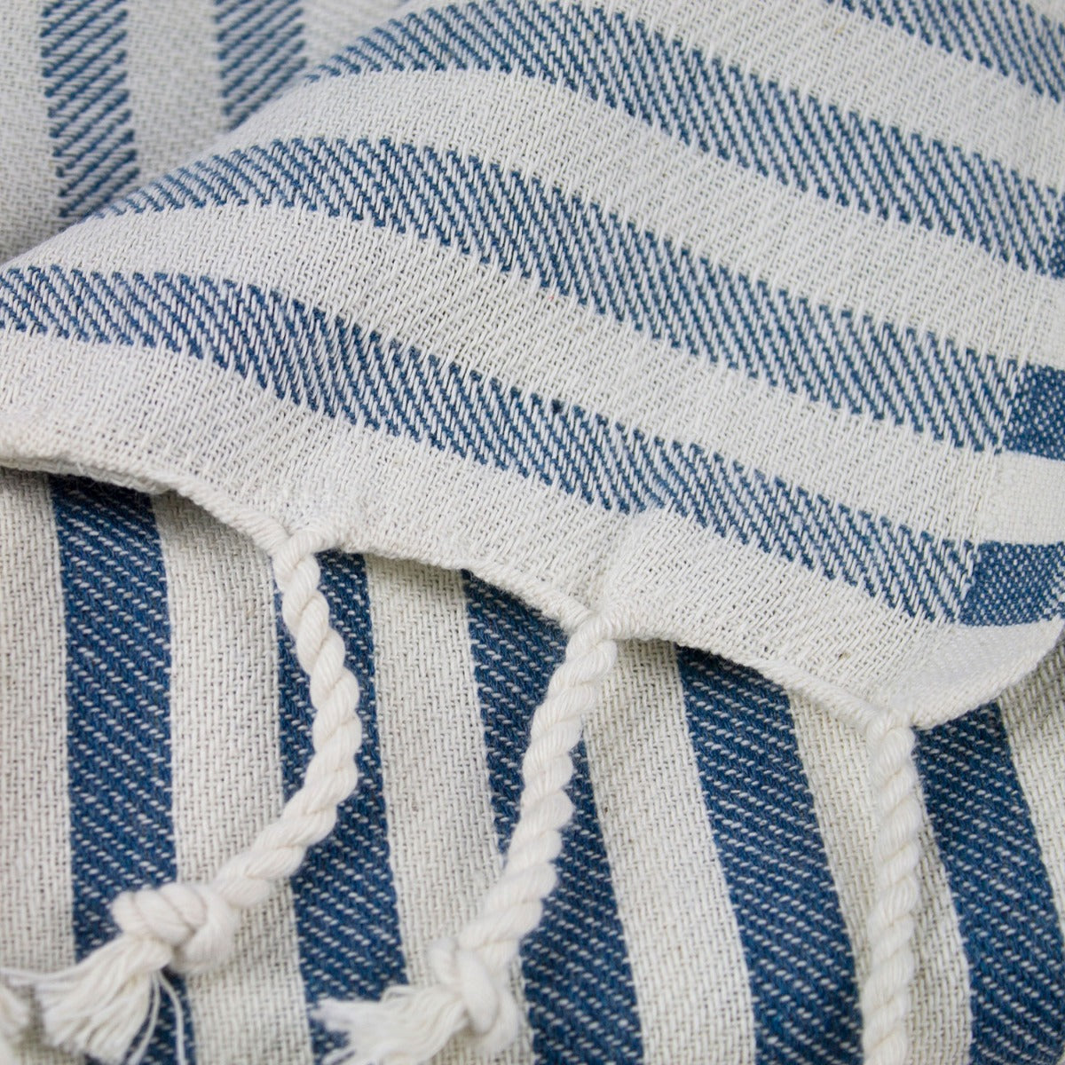 Telo fouta bianco e blu a righe con frange leggero
