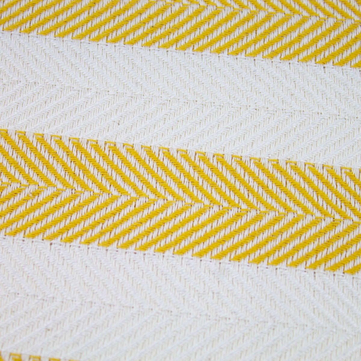 coperta matrimoniale gialla e bianca