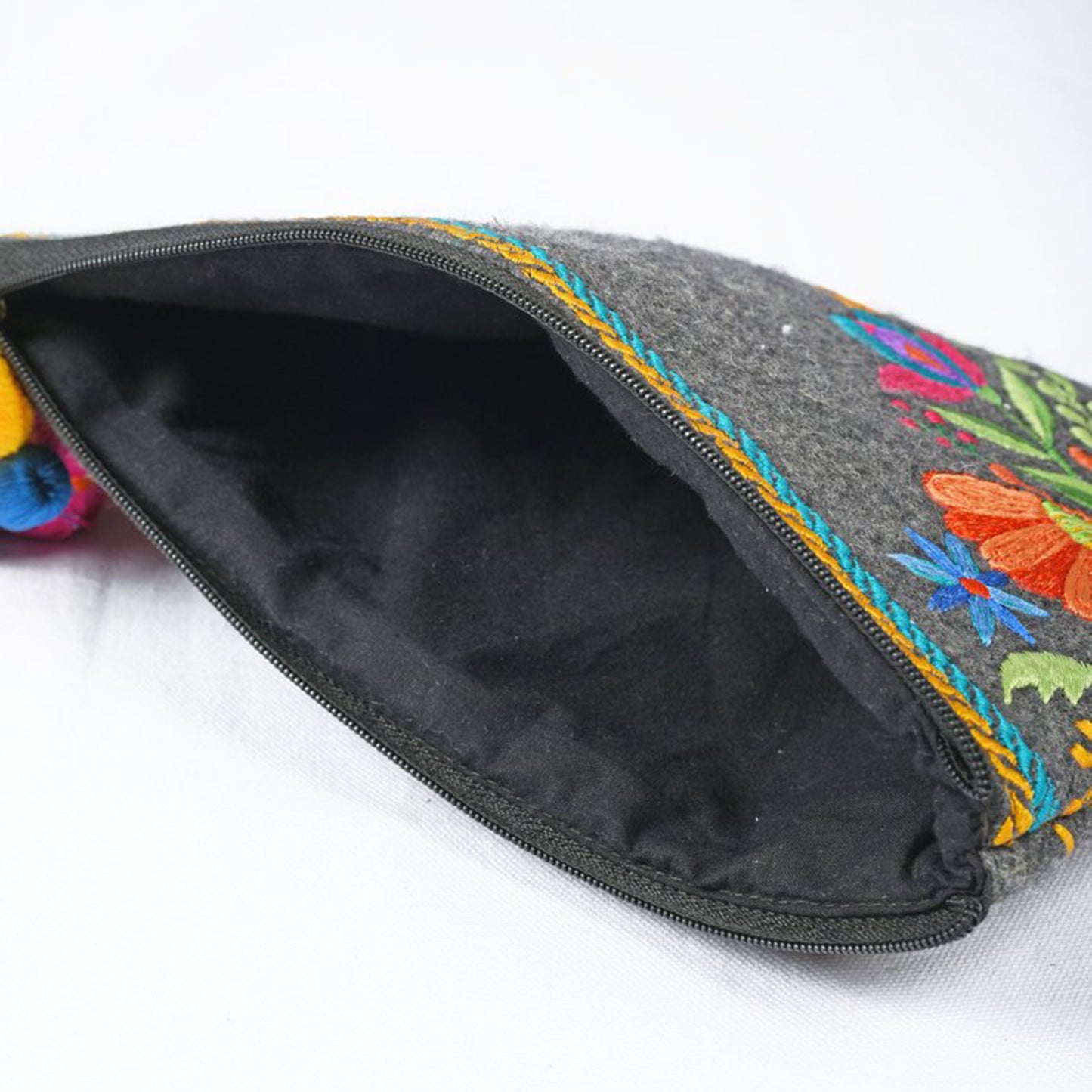 trousse ricamata