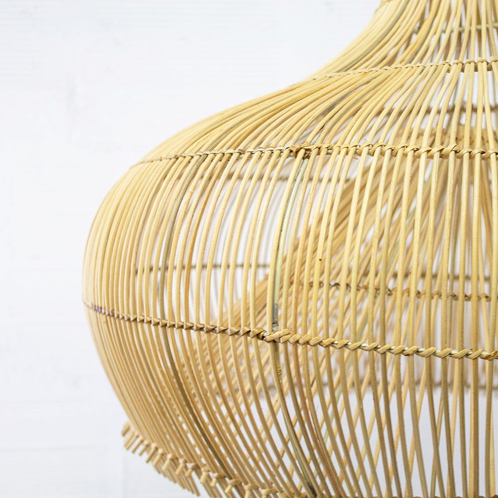 lampada in rattan intrecciato