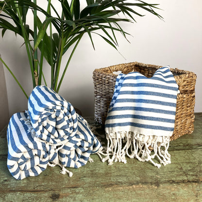 Telo fouta bianco e blu a righe con frange