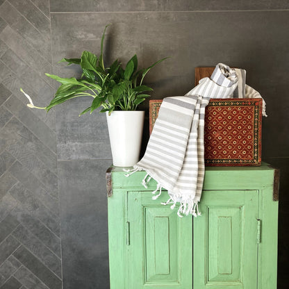 Telo fouta grigio, grigio-tortora e bianco con frange