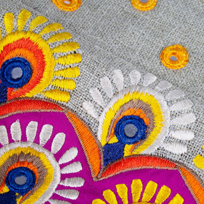 dettaglio ricami fatti a mano in cotone