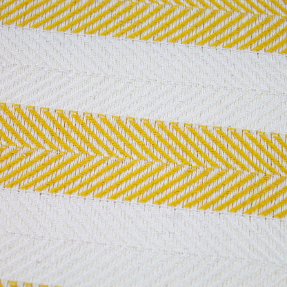 coperta matrimoniale gialla e bianca