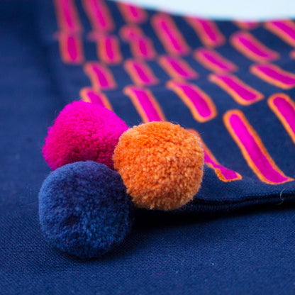 arancione e blu con pom pom colorati