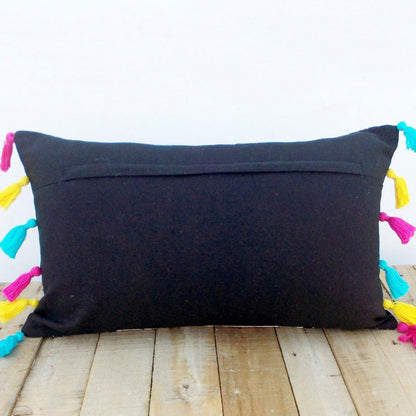 Cuscino decorativo con pom pom