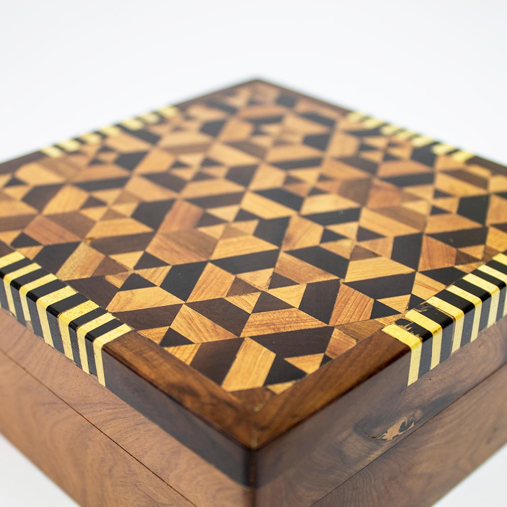 Scatola portaoggetti quadrata in legno di tuia