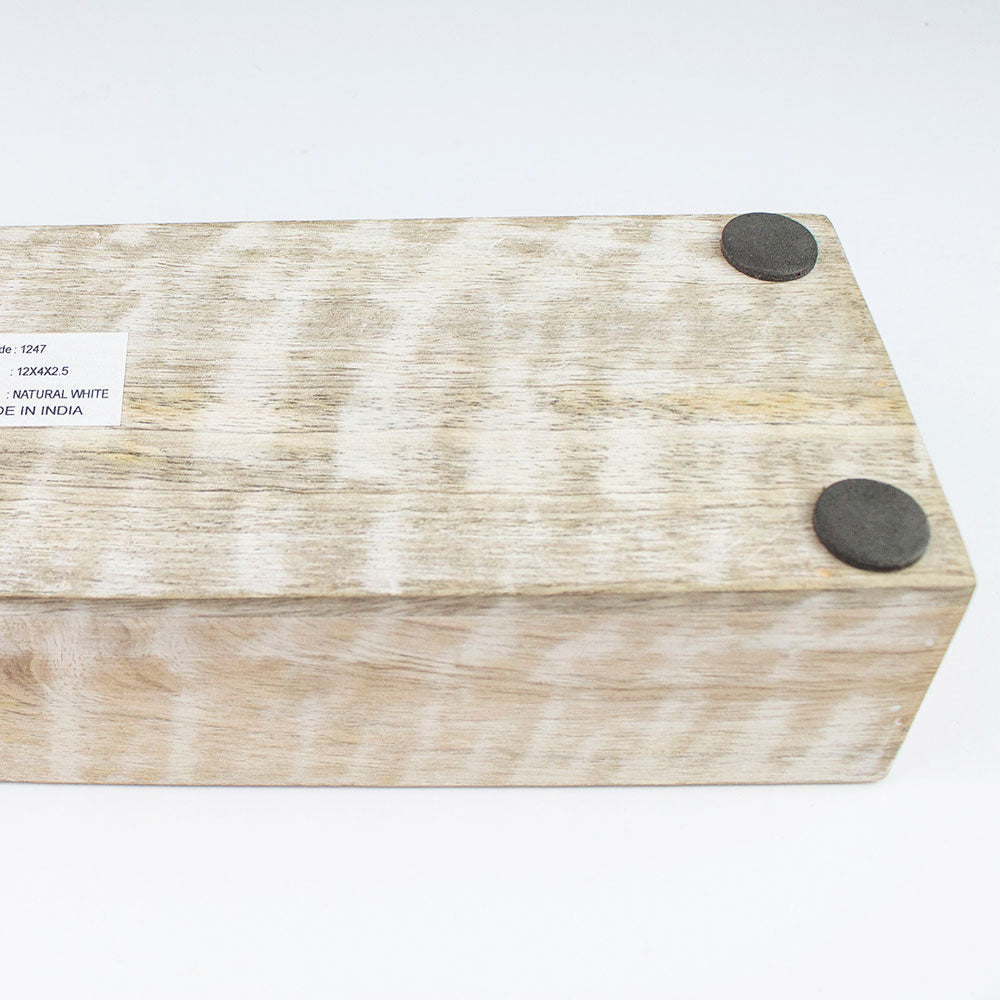 Scatola di legno con coperchio scorrevole intagliato
