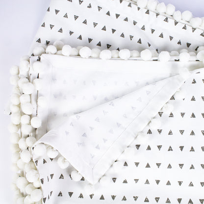 tovaglia bianca con pompom