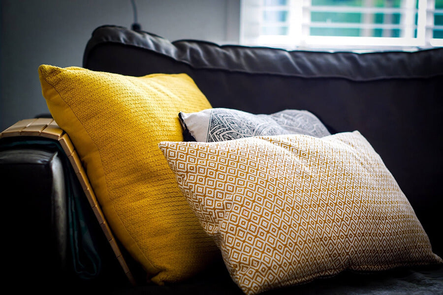 Cuscini colorati per divani